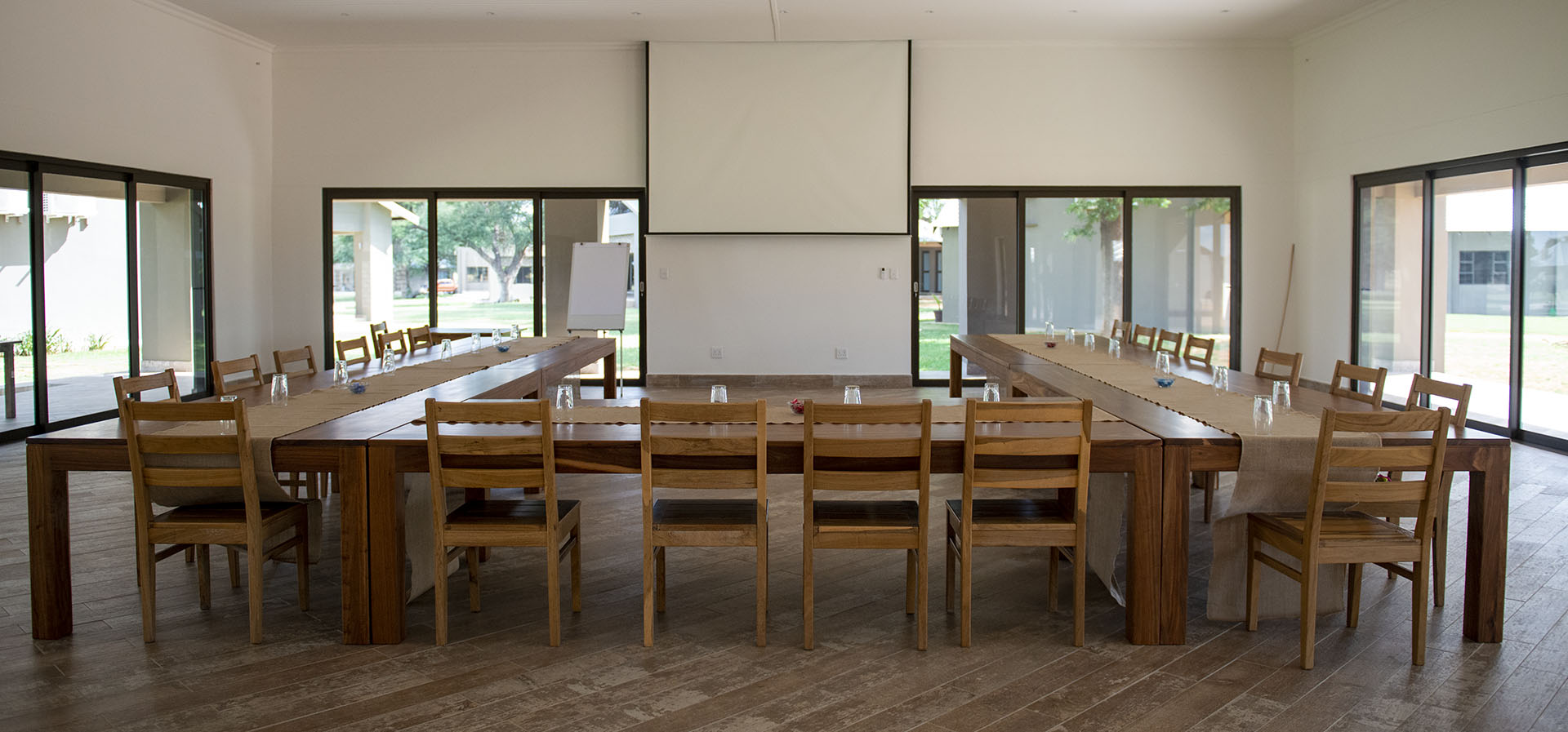 sandune conference table and projector 02